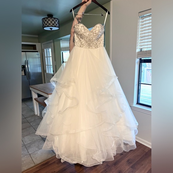The Dress + Veil
Princess ball gown wedding dress with sweetheart bodice. - Picture 10 of 17